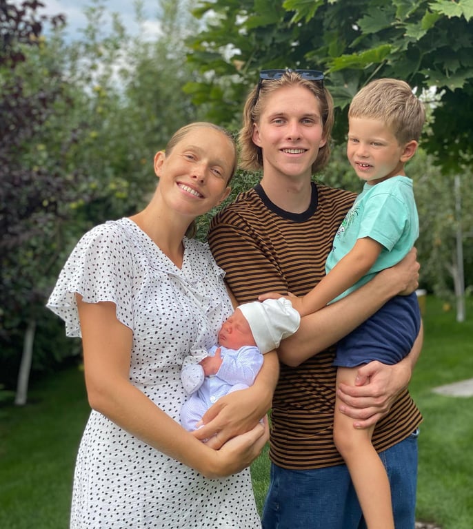 Екатерина Осадчая с тремя сыновьями