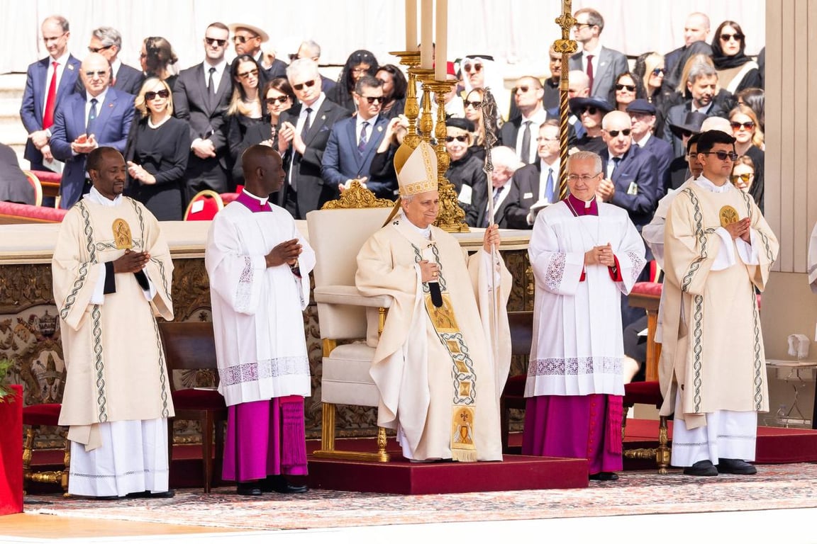 Початок нової місії: Папа Лев XIV приймає благословення