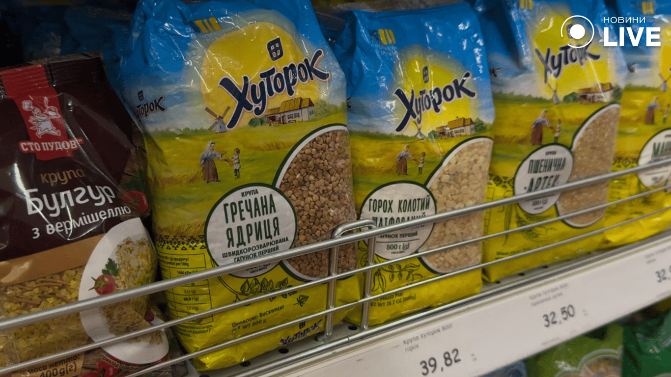 Бакалія на прилавках магазину