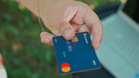 Жінка знайшла на вулиці банківську картку та розраховувалася нею в магазинах — що вирішив суд - 285x160