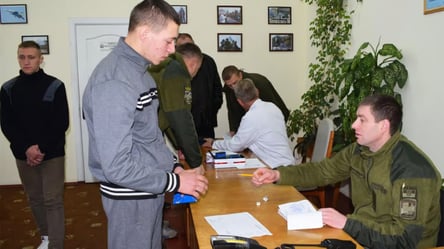 У Хмельницькій області чоловік погрожував працівникам ТЦК канцелярським ножем — що вирішив суд - 290x166