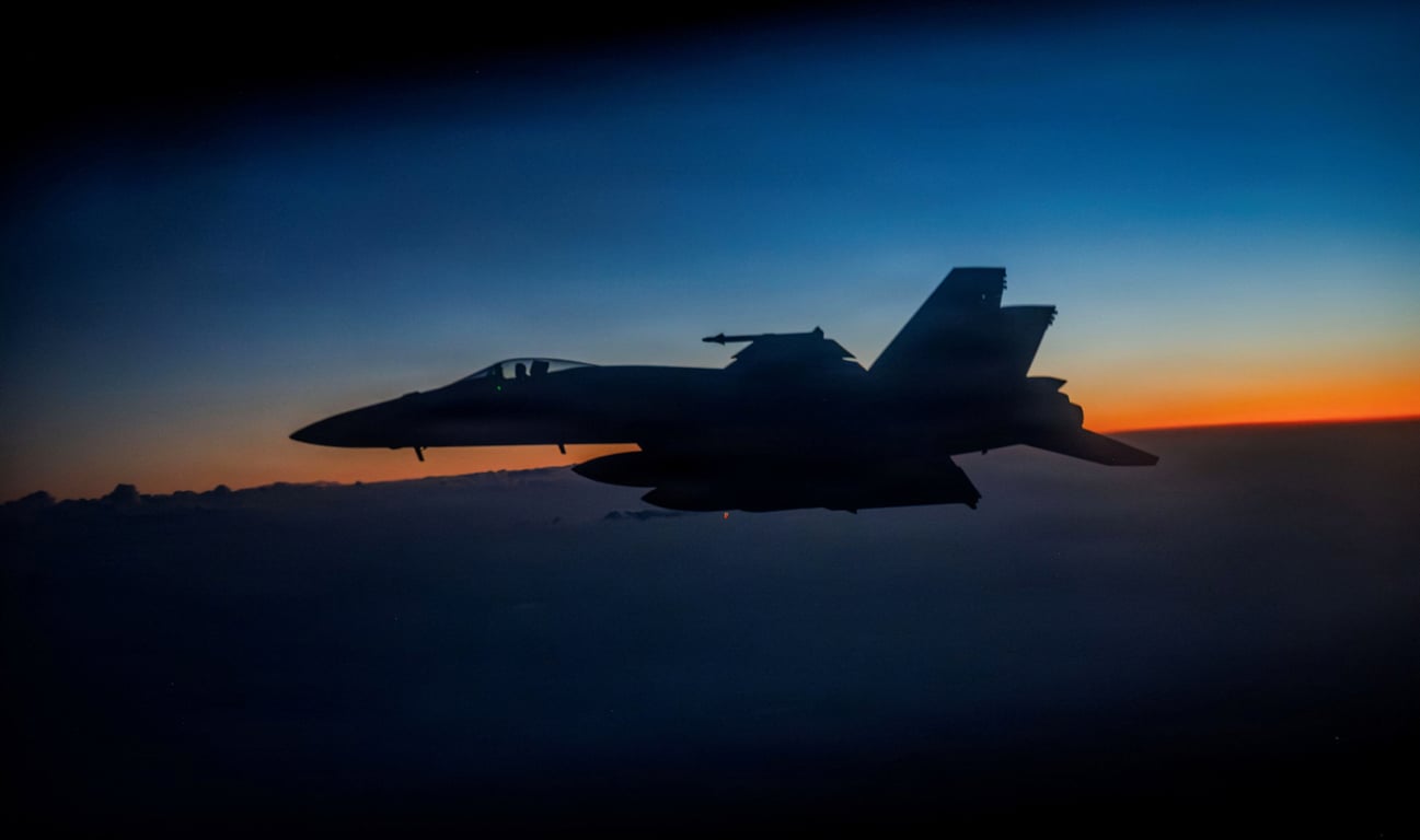 Самолет США F/A-18F Super Hornet в небе над Ираном