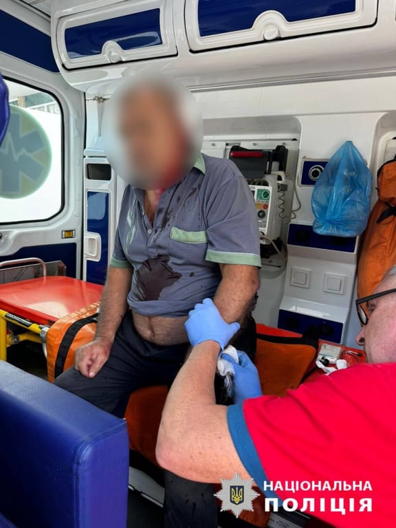 Поранений чоловік. Фото: Національна поліція України