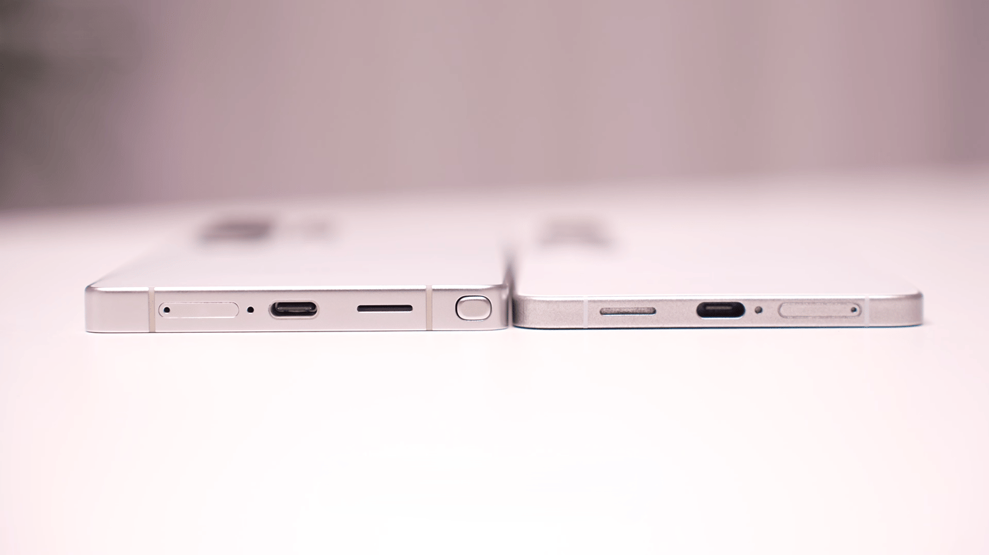 Сравнение толщины Samsung Galaxy S25 Ultra (слева) и Samsung Galaxy S25 Edge (справа)