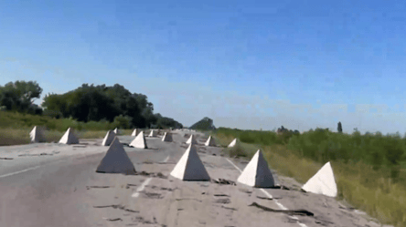 Russians install "dragon teeth" on the roads in Kursk region — accidents become more frequent - 290x166