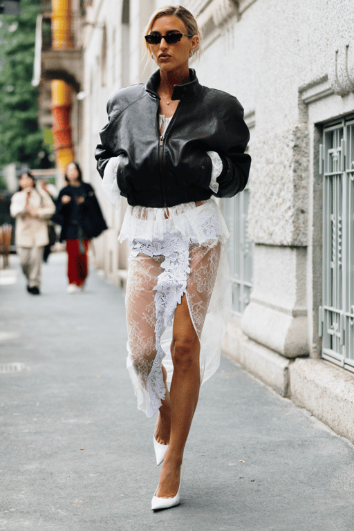 Білі туфлі-човники в центрі уваги