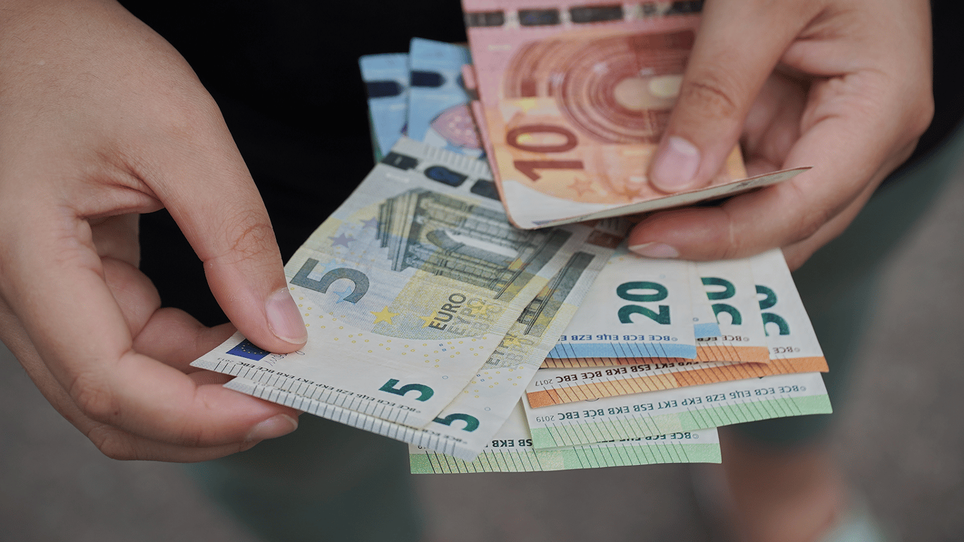 Въезд в ЕС станет платным для граждан Украины: за что будут брать 20 евро