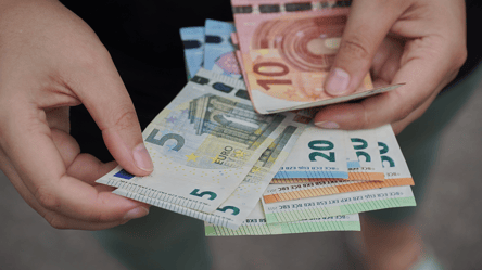 В'їзд в ЄС стане платним для громадян України: за що братимуть 20 євро - 285x160