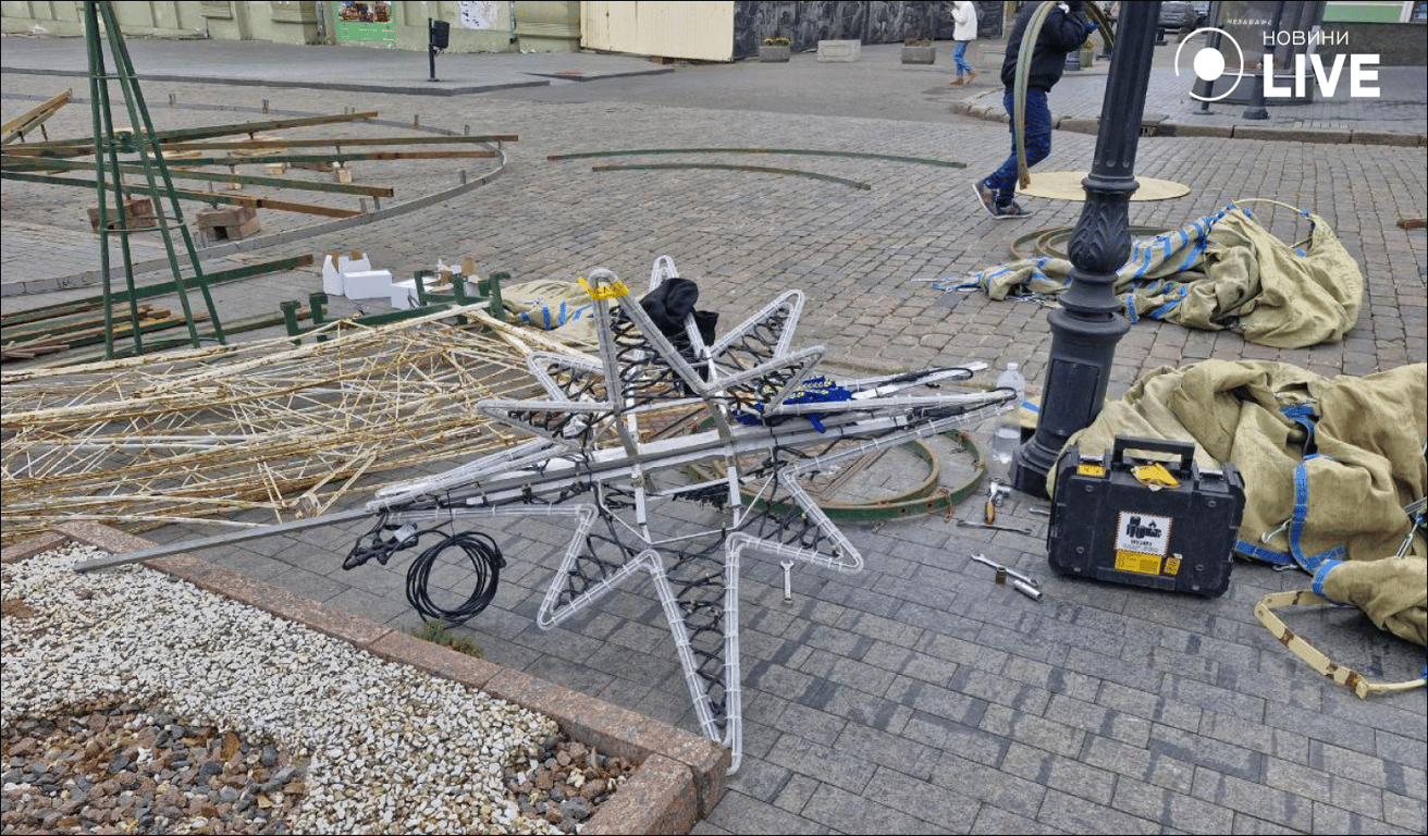 Праздник приближается — в центре Одессы устанавливают елку - фото 1