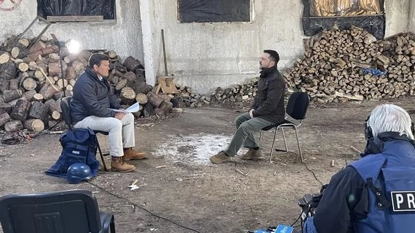 Зеленский дал интервью для Fox News под пробитым снарядом потолком