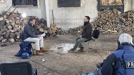 Зеленський дав інтерв'ю для Fox News під пробитою снарядом стелею - 285x160