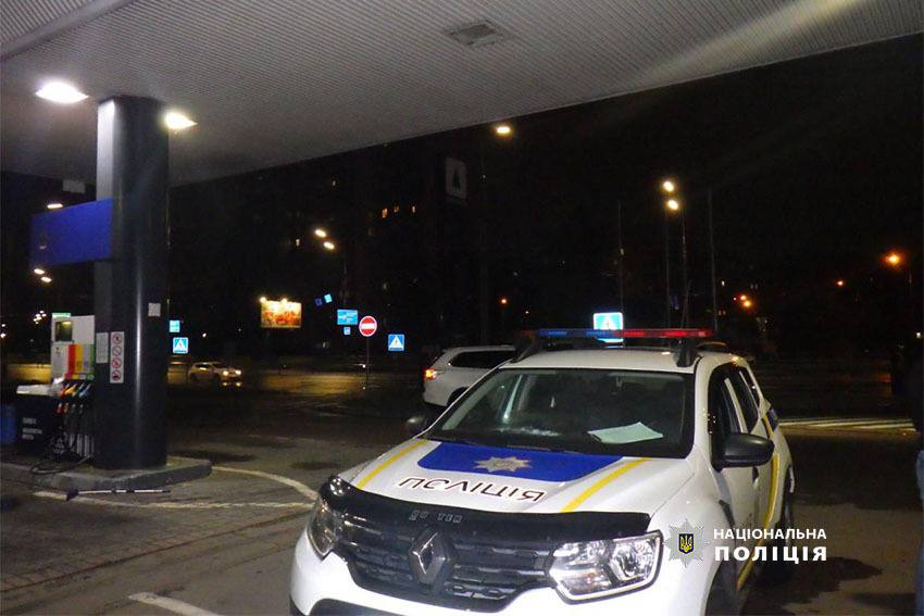 Напал с ножом на оператора АЗС — в Киеве задержали подозреваемого в хулиганстве - фото 1