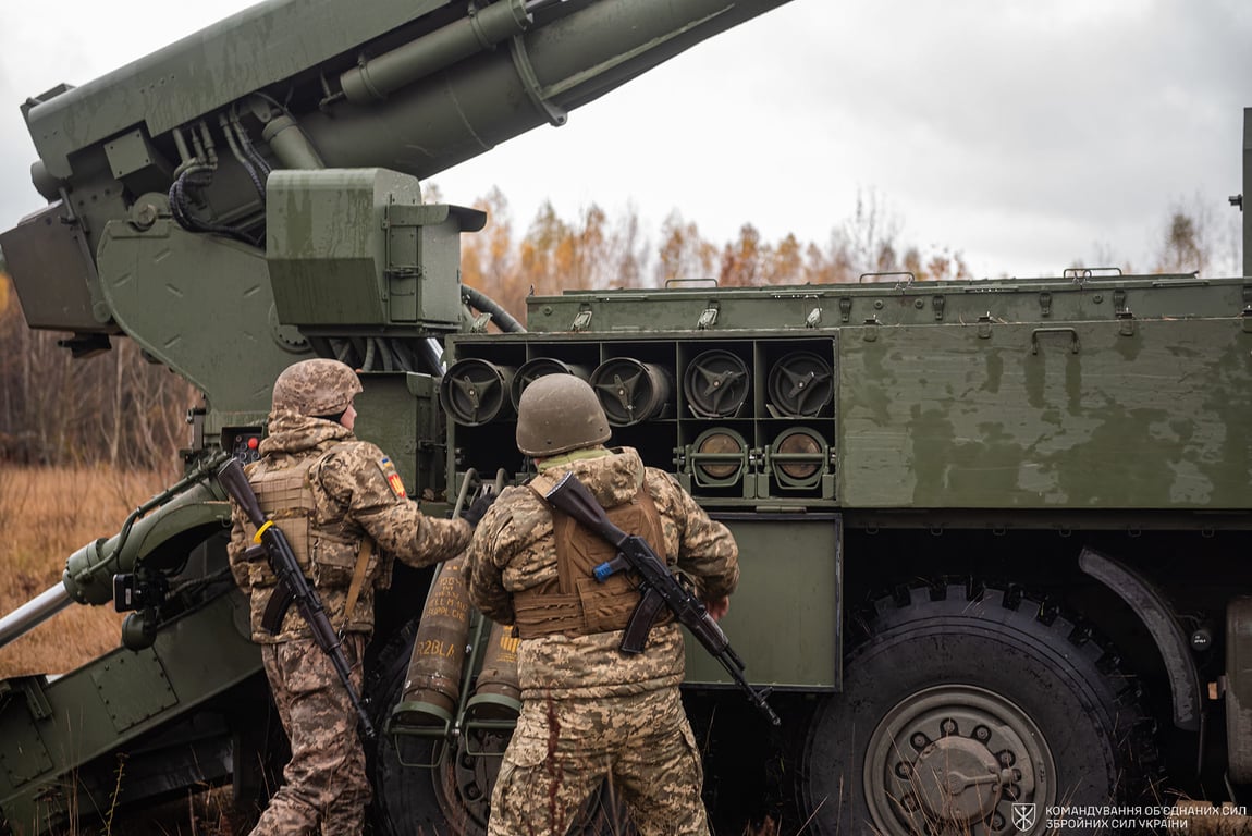 Українські військові біля зброї