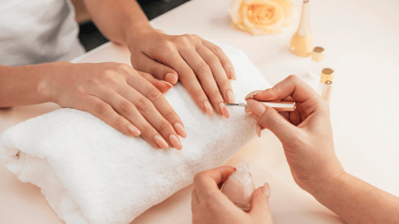 Маникюр с румянцем — как повторить самый милый тренд - 285x160