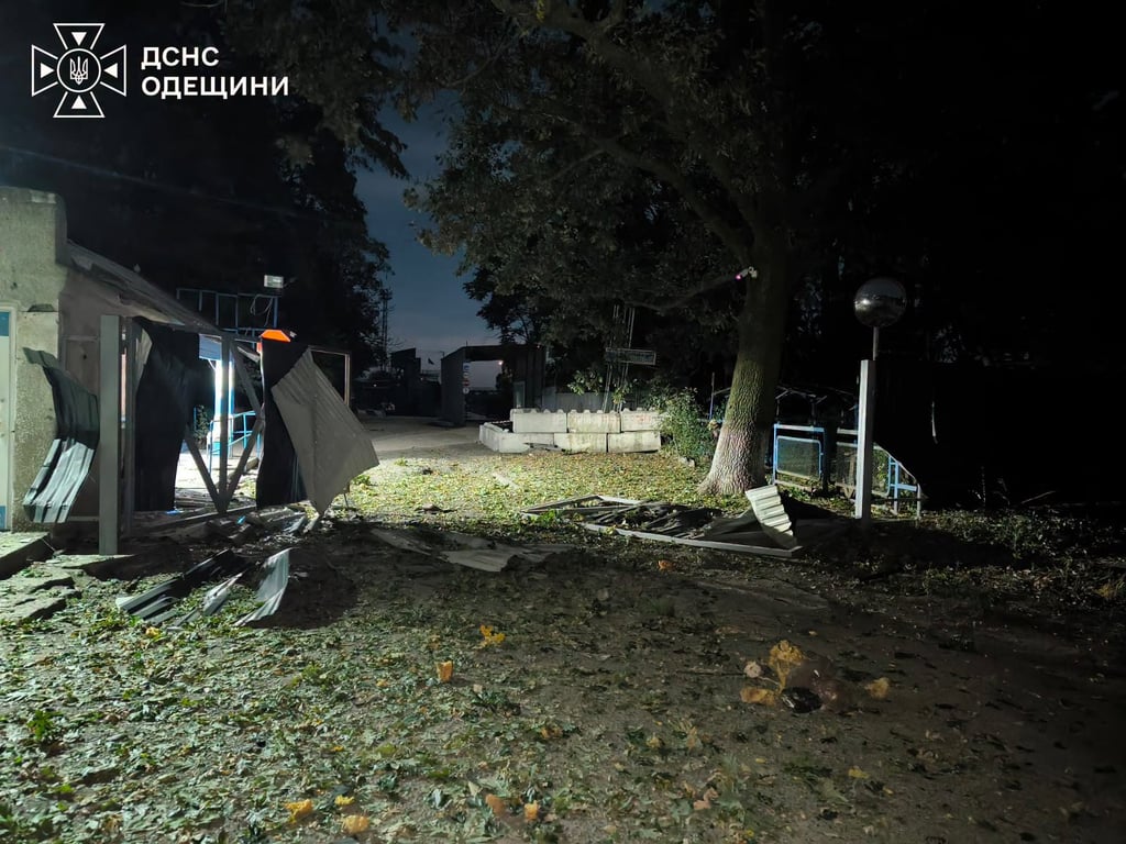 Пошкодження на території об'єкта після російської атаки на Одещину.