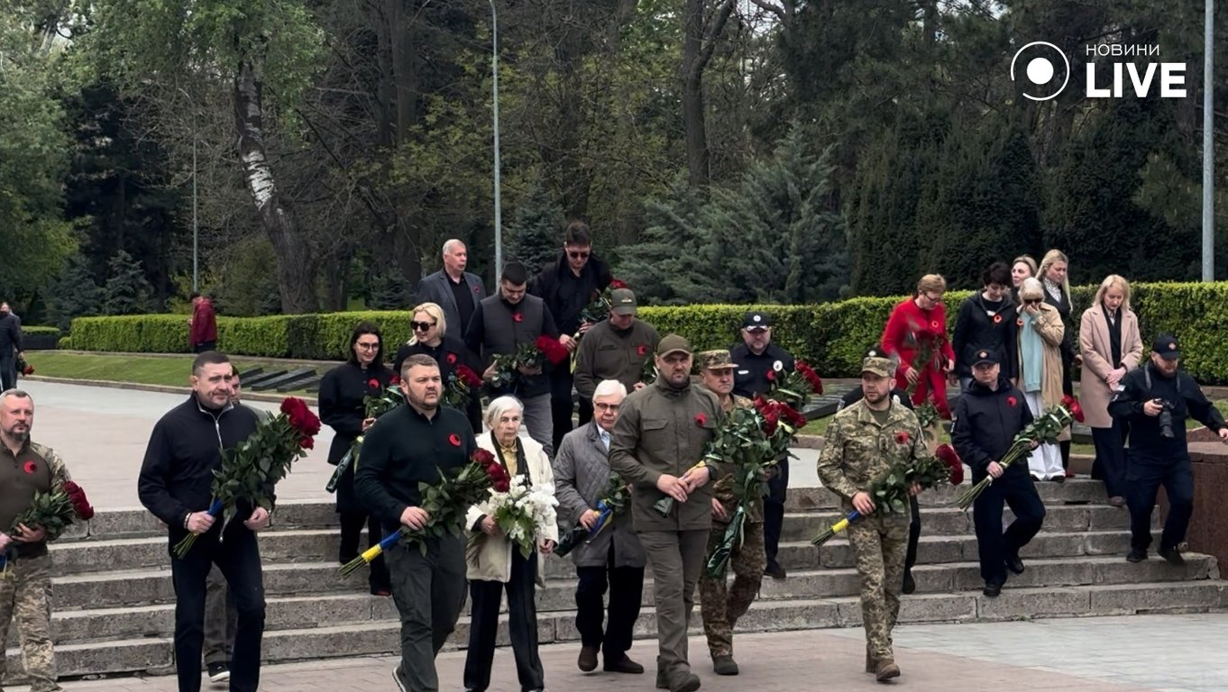 В Одесі поклали квіти до пам'ятника невідомому матросу