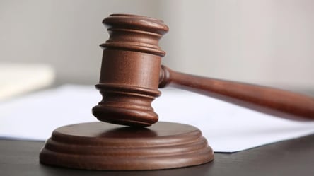 Чоловік за хабар міг виготовляти фіктивні військові посвідчення: що загрожує у суді - 290x166