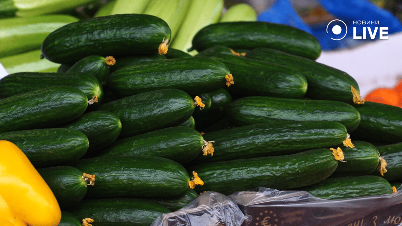 Огірки на прилавку. Фото: Новини.LIVE/ Юлія Браславська