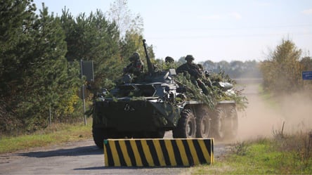 Беларусь перебрасывает войска и авиацию к границе с Украиной, — СМИ - 290x166