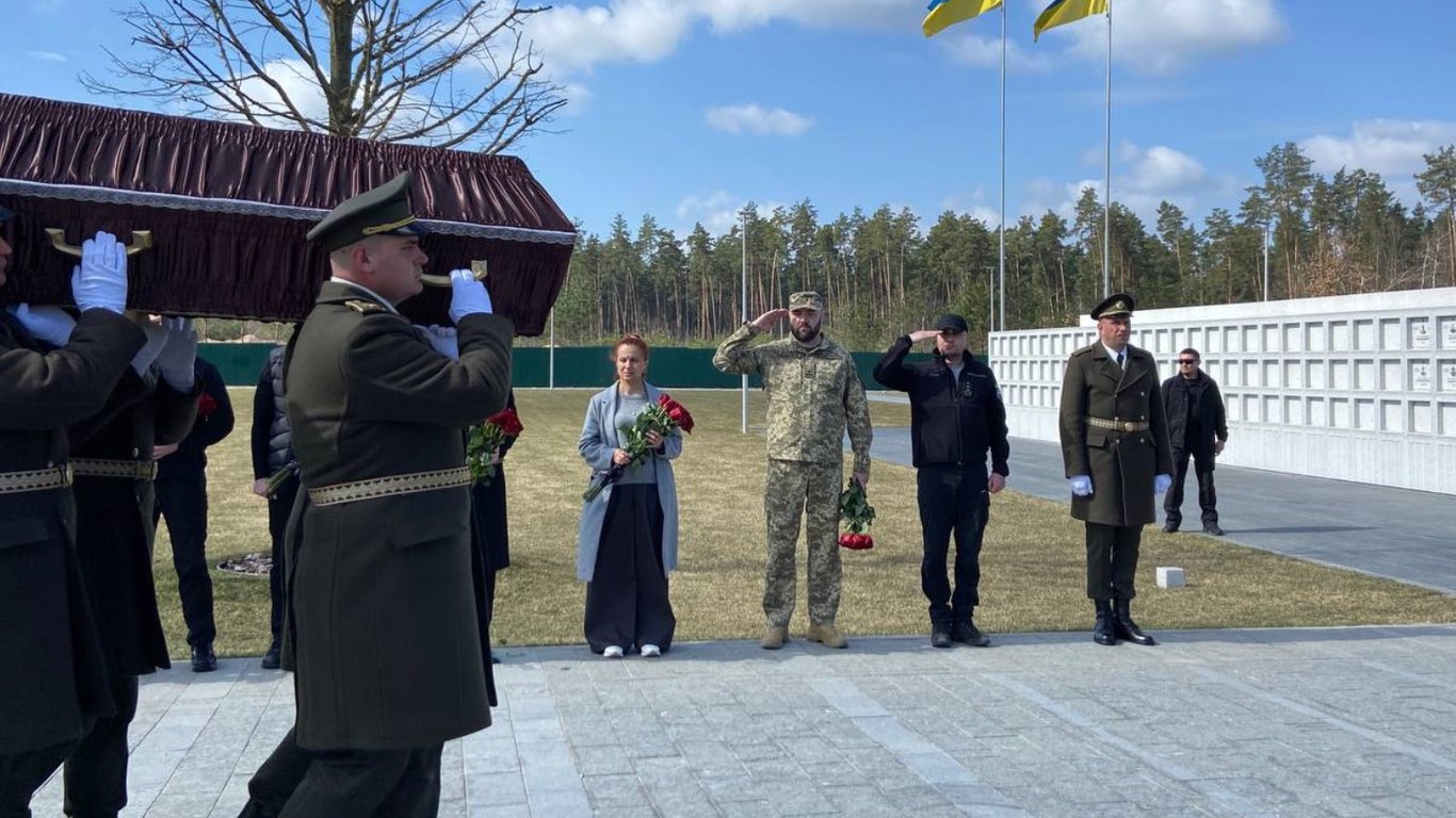 Буданов долучився до церемонії поховання невпізнаних полеглих захисників