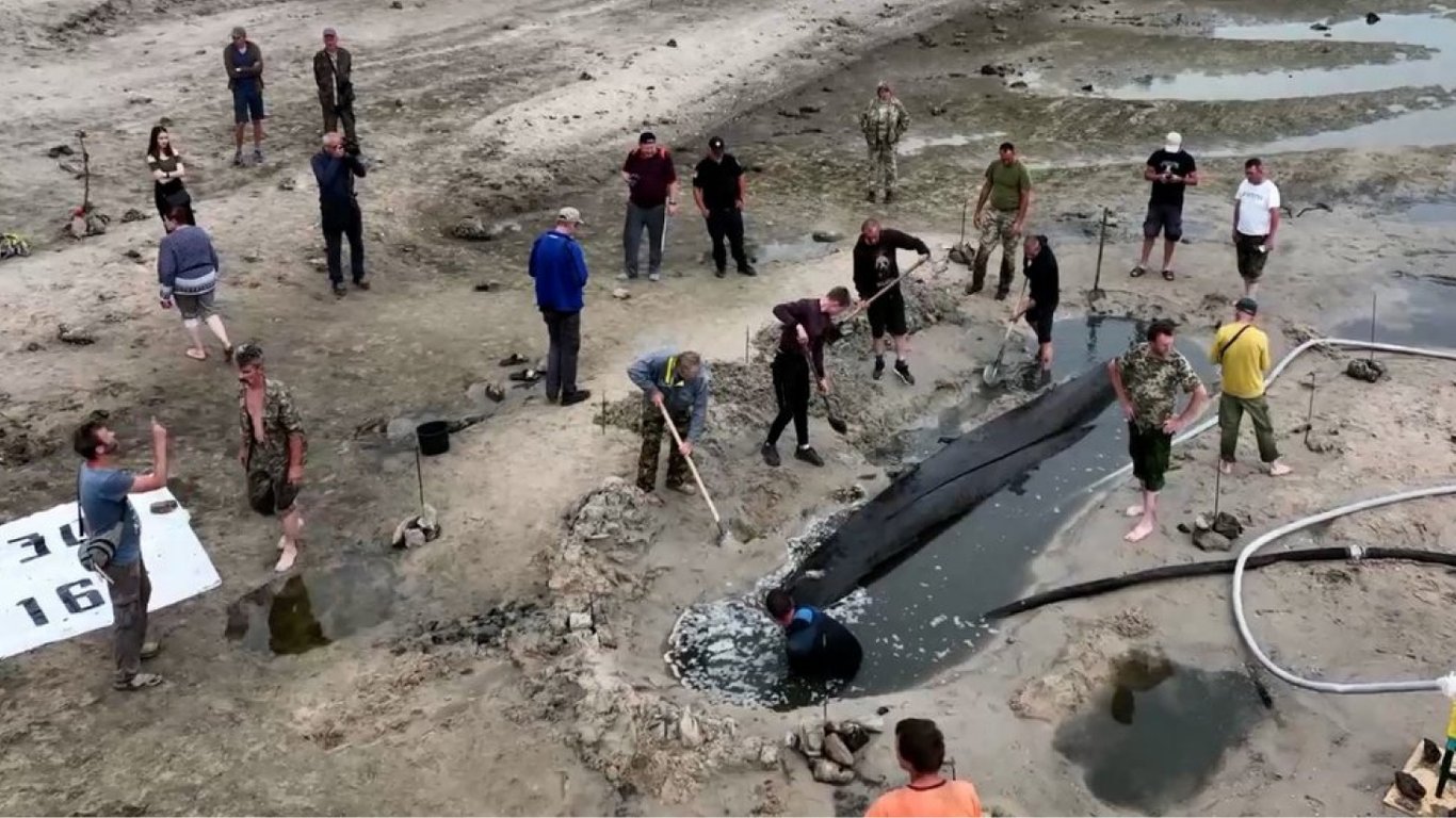 У Запоріжжі на обмілілому березі Дніпра знайшли старовинний човен-довбанку