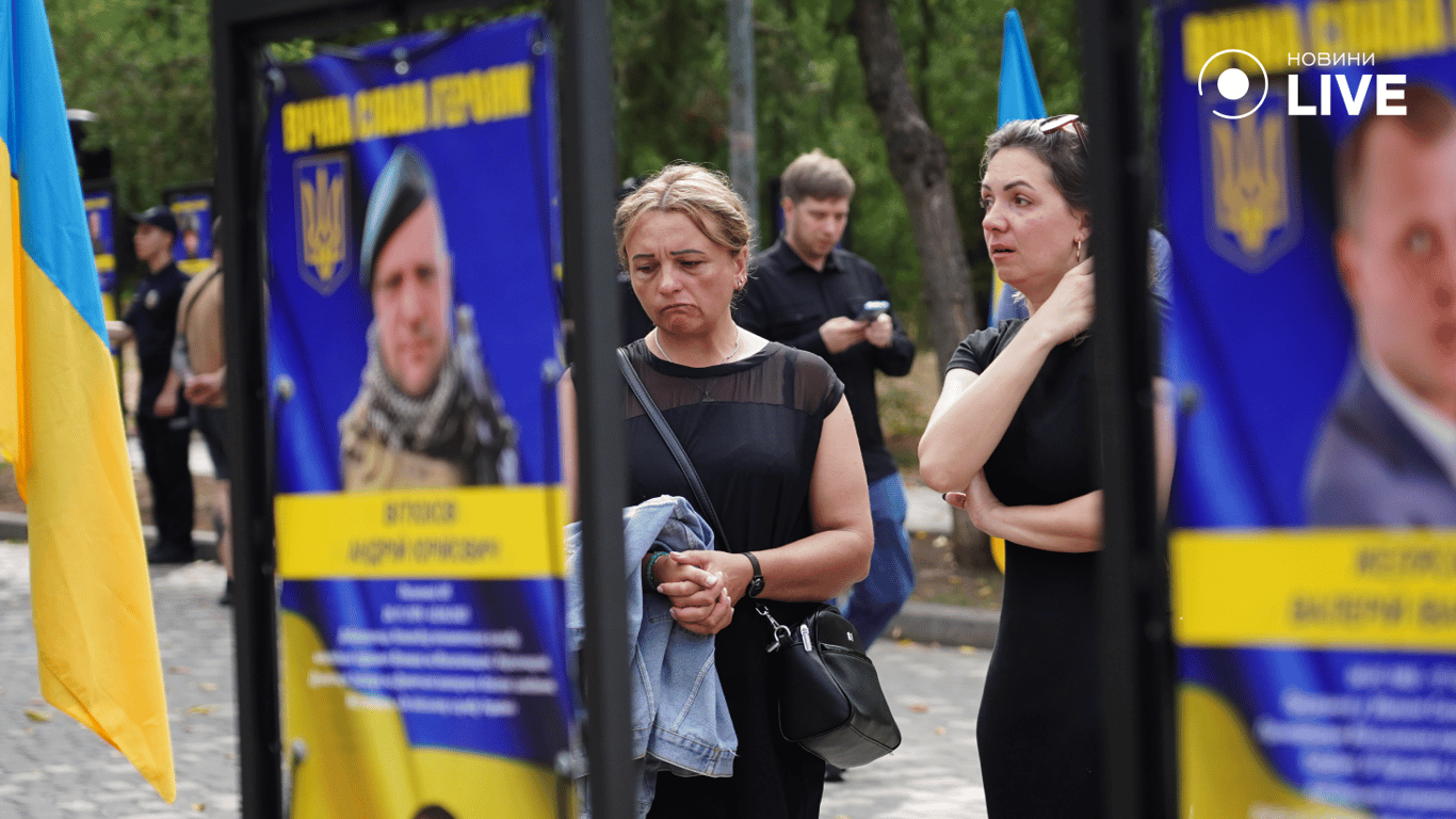 Люди на Алеї Героїв в Одесі. Фото: Новини.LIVE
