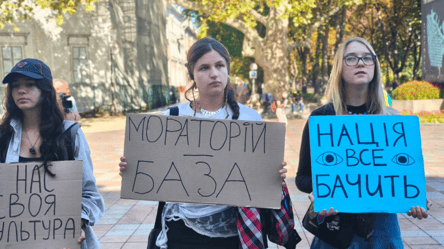 Одесити мітингують під мерією: вимагають мораторій на російську - 290x166