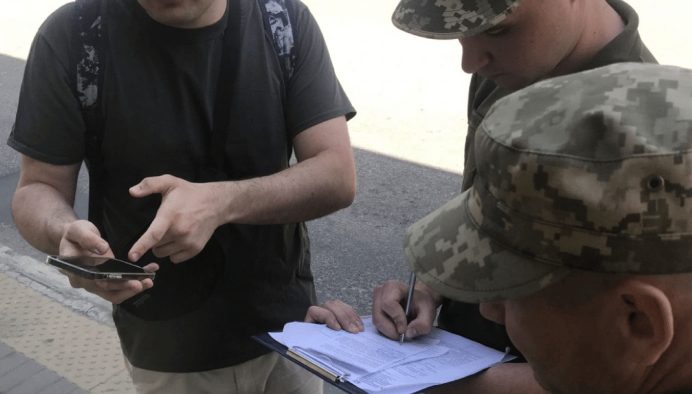 Мобілізація в Україні — чи можуть вручити повістку чоловіку з відстрочкою