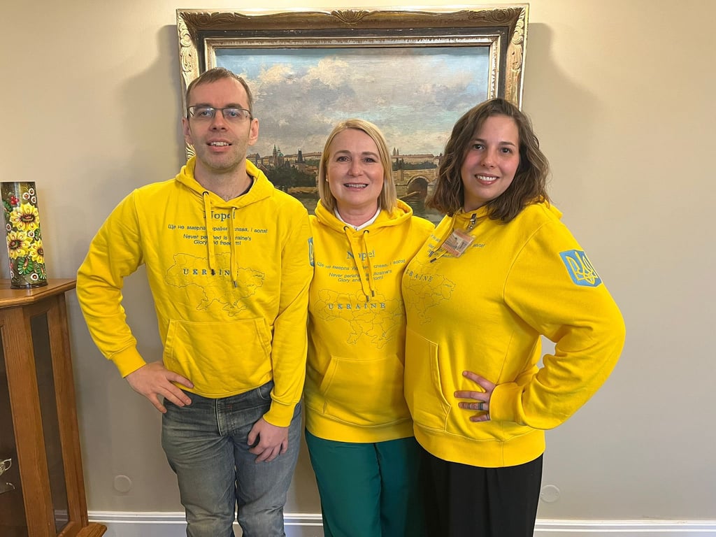 Міністерка оборони Чехії Яна Чернохова та активісти з ініціативи LetsPunchItCZ . Фото: twitter.com/jana_cernochova 