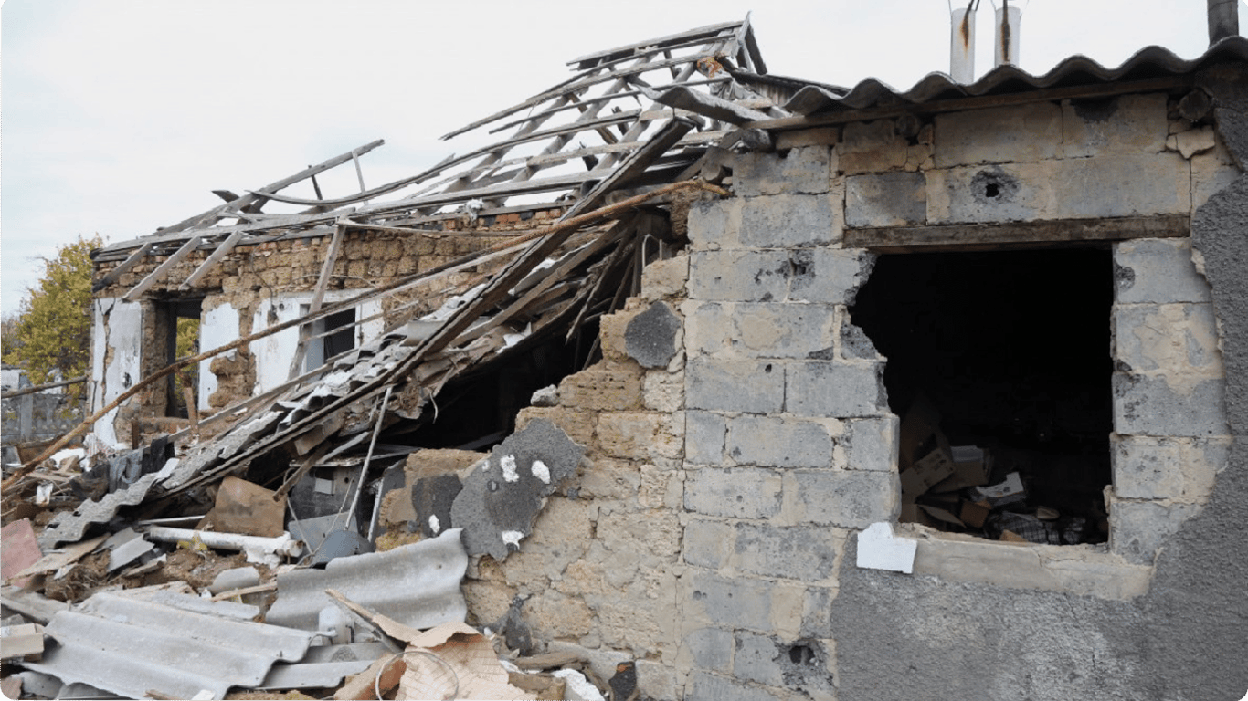 Окупанти обстріляли житловий будинок на Херсонщині — є жертва, триває розбір завалів