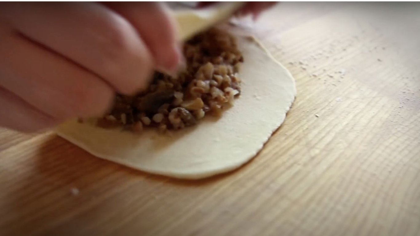 пісні чебуреки з грибами та гречкою рецепт