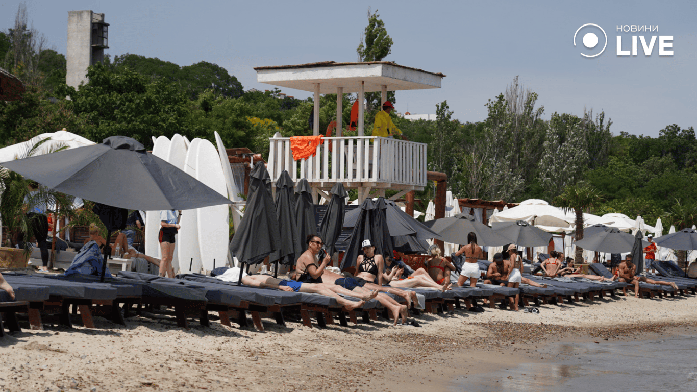 Люди відпочивають на пляжі