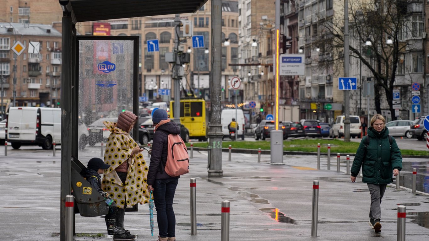 Не забудьте зонты: в Укргидрометцентре назвали области, которые завтра будет заливать дождем