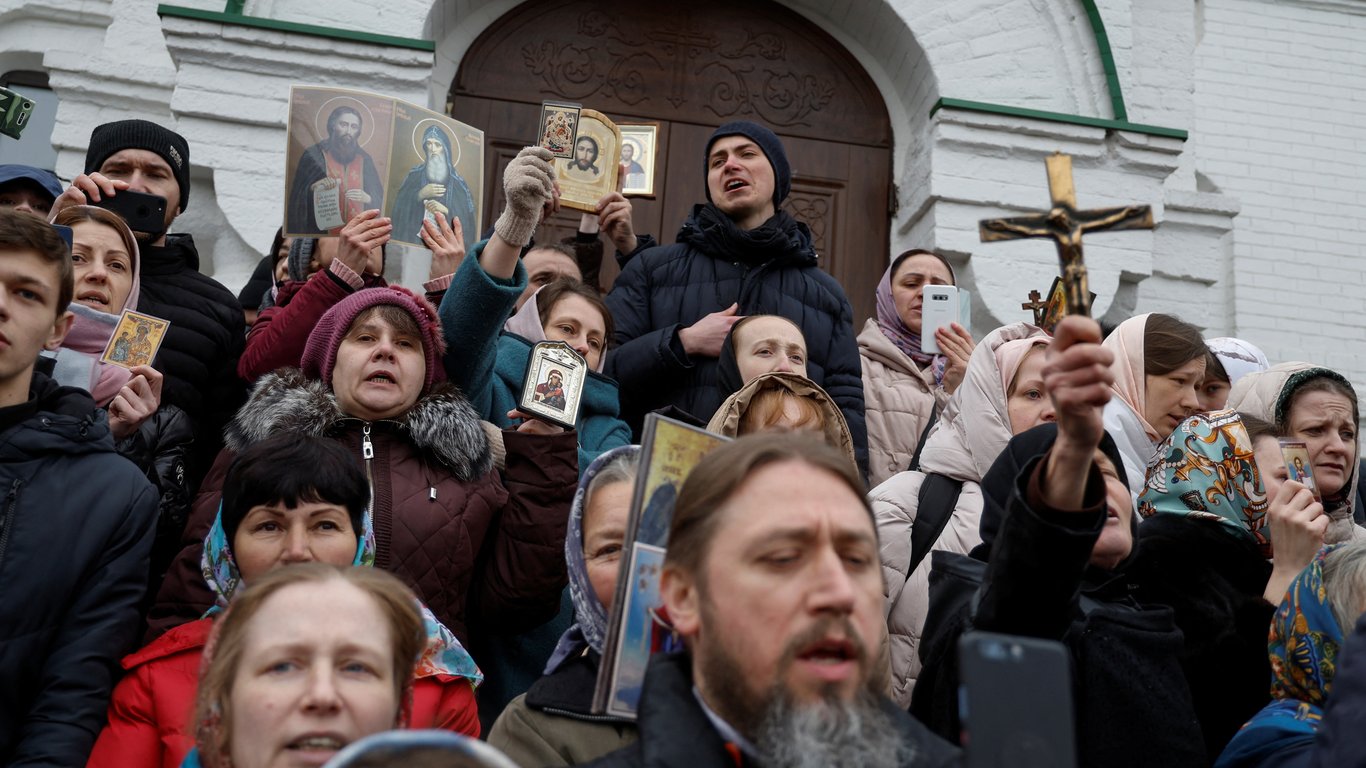 Стычки возле Лавры продолжаются: верующие УПЦ МП пытаются попасть в заблокированные помещения