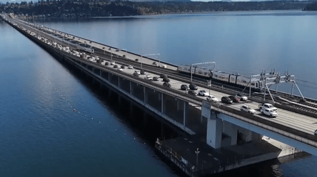 У Сіетлі пустили метро понтонним мостом через озеро - 290x166