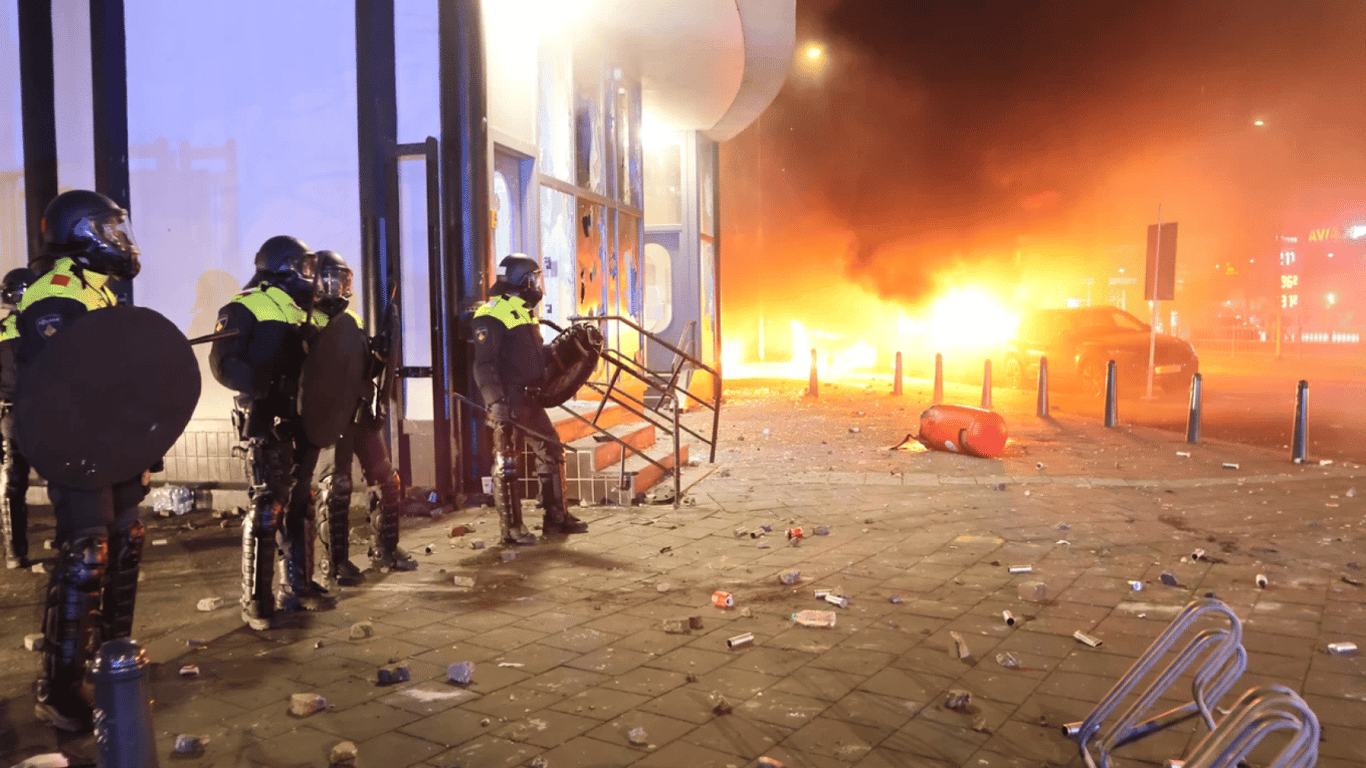 В Гааге в Нидерландах произошли массовые беспорядки — какая причина