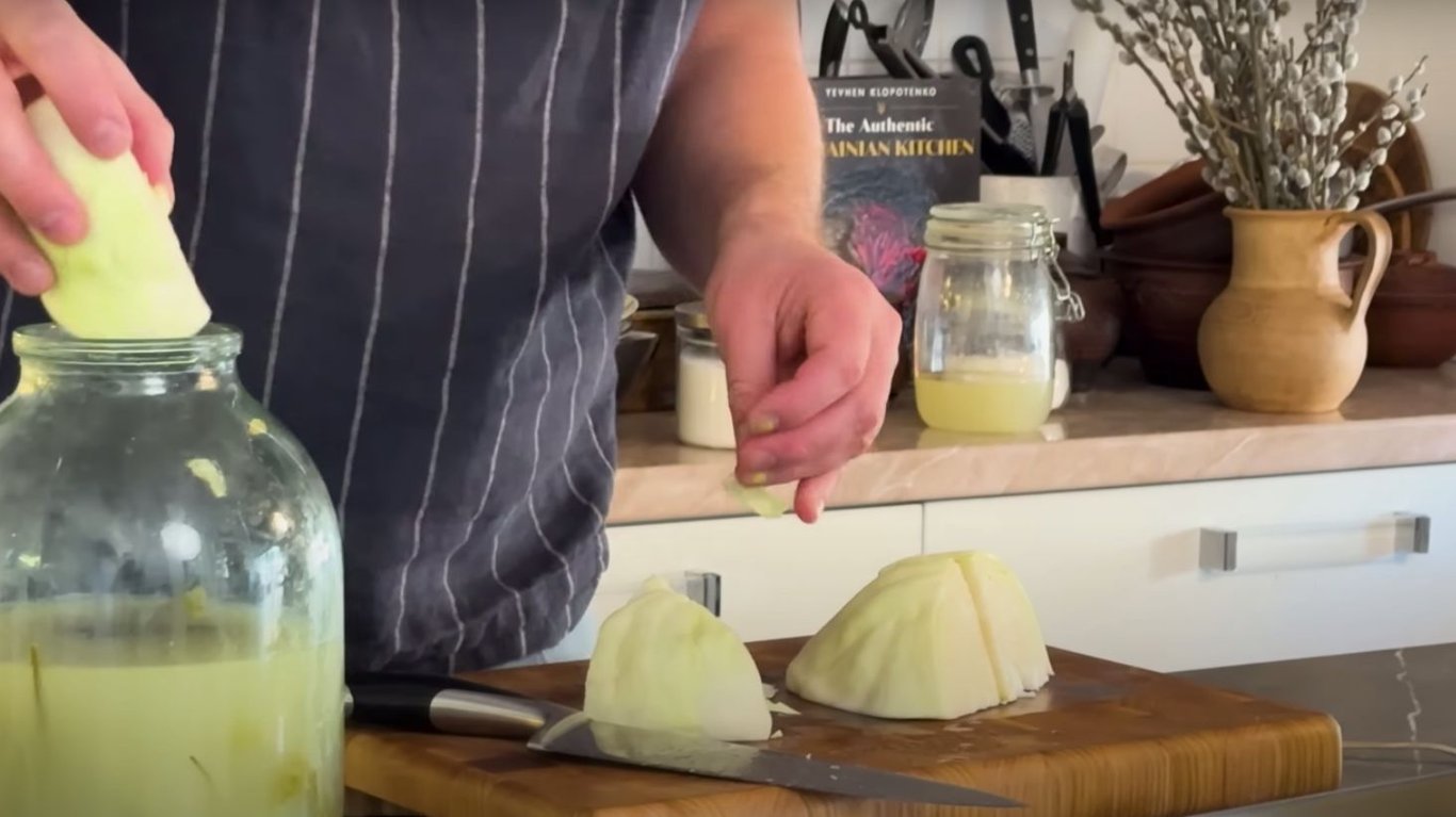 квашена капуста в розсолі огірків 