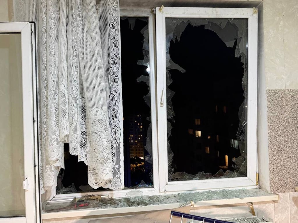 Вікно в багатоповерхівці в Одеському районі після обстрілу ввечері 12 липня 2026 року