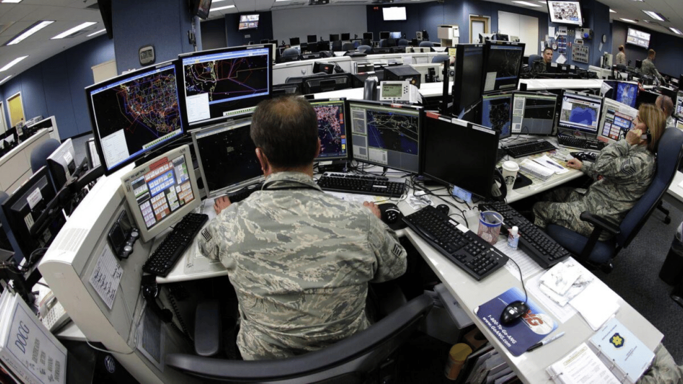 Інфовійна на полі бою: військові США навчають ШІ шукати фейки