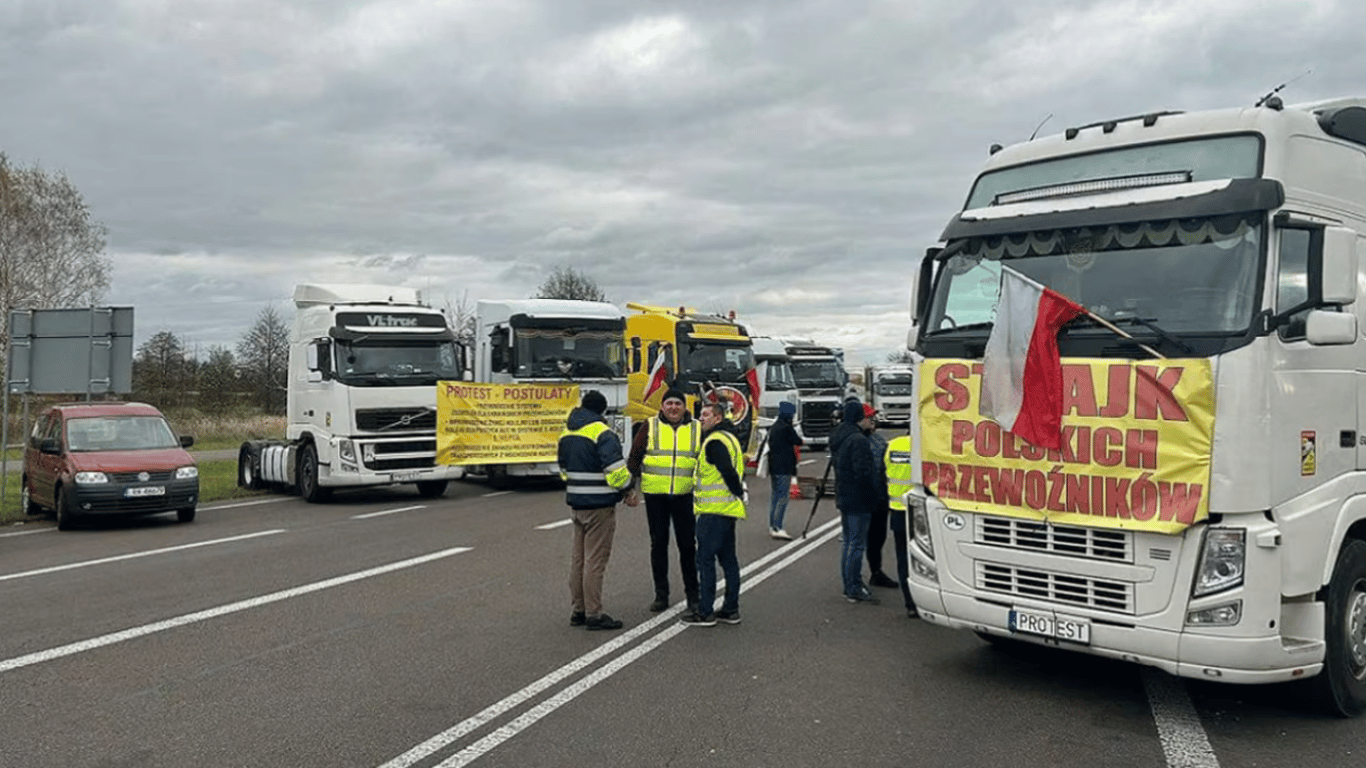 Польские перевозчики блокируют границу в праздничный период, в очереди тысячи грузовиков