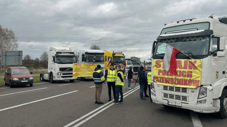 Польські перевізники блокують кордон у святковий період, в чергах тисячі вантажівок - 285x160