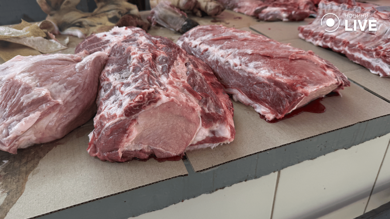 Свіжа свинина на прилавку