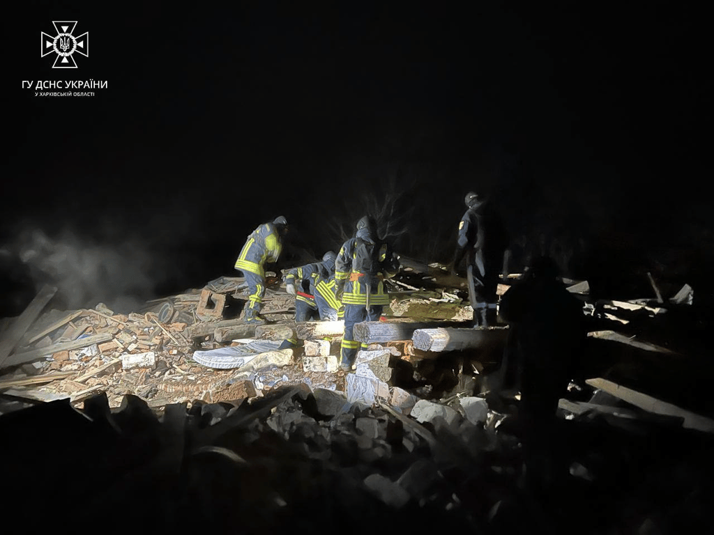 Авиаудар по Харьковской области — спасатели спасли женщину из-под завалов дома - фото 2