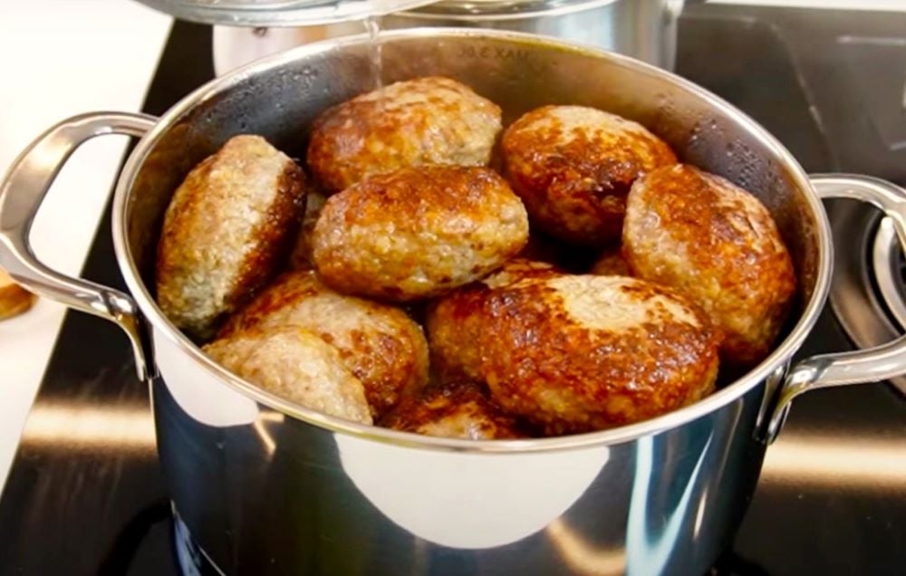 Соковиті котлети тушковані в каструлі — оригінальний рецепт на обід - фото 1
