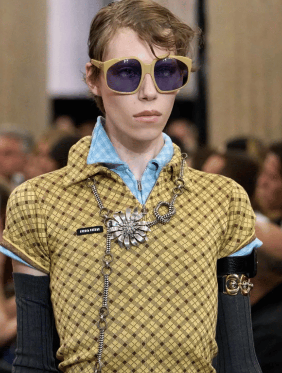 Великі окуляри мають незвичний вигляд