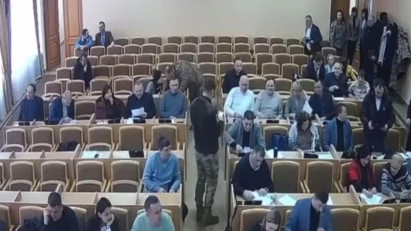 Во Львовской области депутатам горсовета вручили повестки