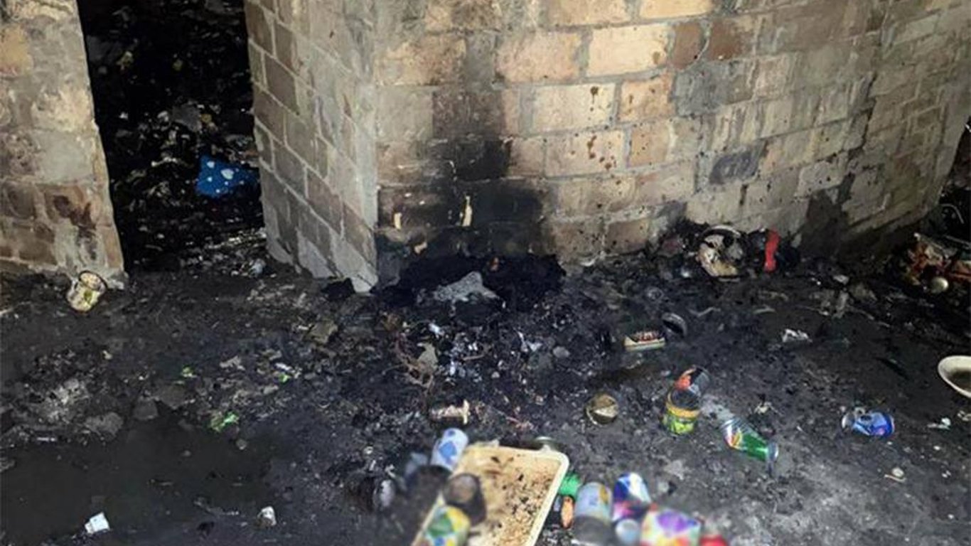 В Києві судили зловмисників, які спалили людину у закинутій будівлі