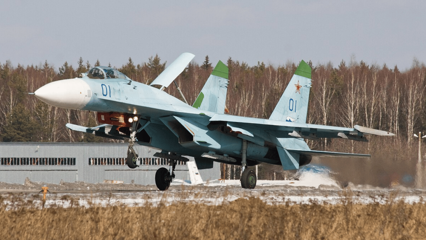 Росіяни почали малювати силуети військових літаків на дев'ятьох авіабазах — чому вони це роблять