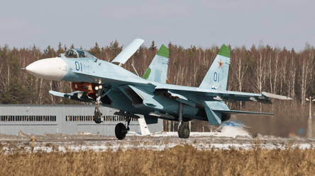 Россияне начали рисовать силуэты военных самолетов на девяти авиабазах — почему они это делают - 285x160