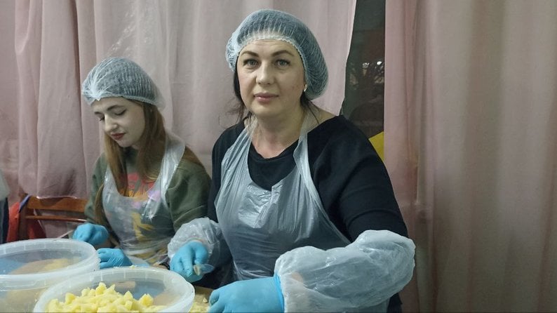 Житомирські волонтери готують олів'є